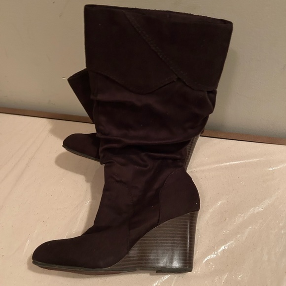 Brown suede wedge heel boots - Picture 3 of 6